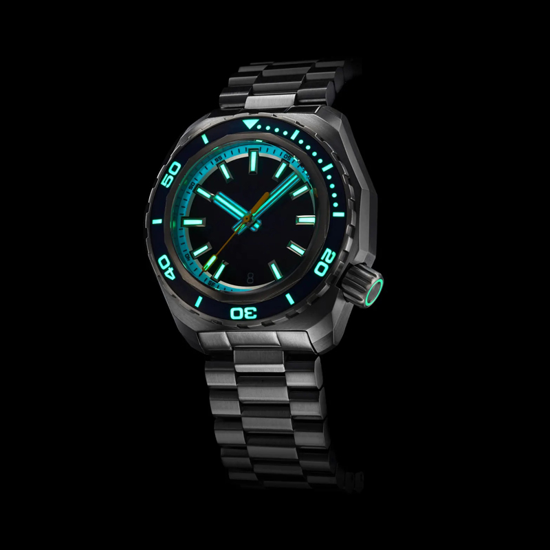 How does the movement of a stainless steel mechanical watch work?