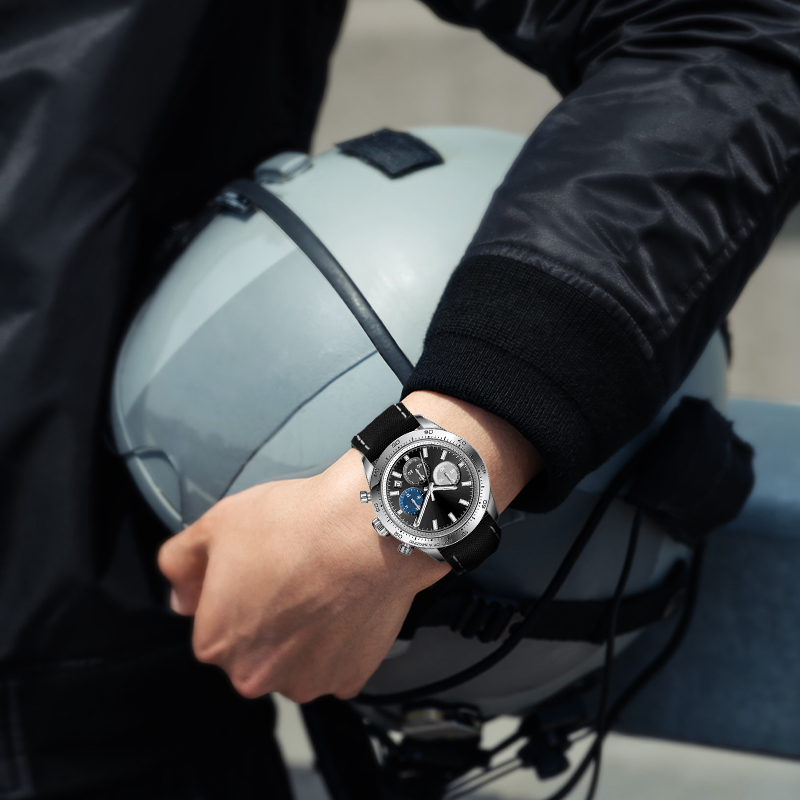 What are the options for materials for quartz watches?